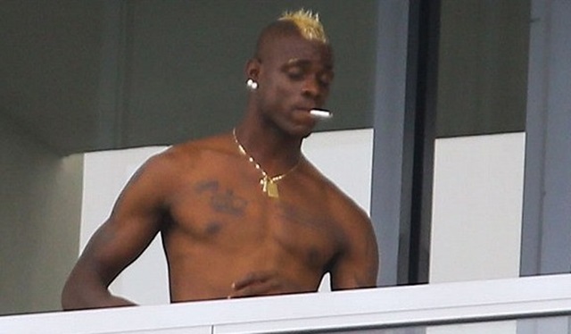 Balotelli, pillado fumando