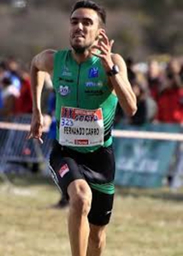 Un atleta se cae al saltar el último obstáculo...pero gana la carrera