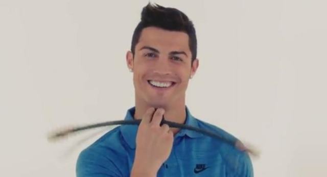 El ridículo anuncio japonés de Cristiano Ronaldo para fortalecer cara y garganta