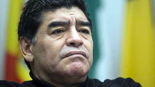 Maradona golpea en la cara a un periodista