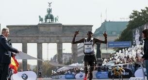 El keniata Kimetto bate el récord mundial de maratón