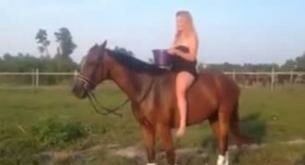 Esta chica hizo el reto del agua... pero acabó cayéndose del caballo