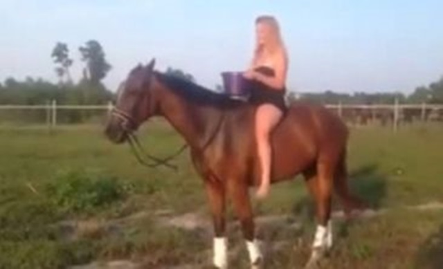Esta chica hizo el reto del agua... pero acabó cayéndose del caballo Esta chica hizo el reto del agua... pero acabó cayéndose del caballo