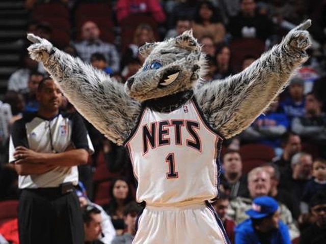 El espectacular show de dos mascotas antes de un partido de baloncesto