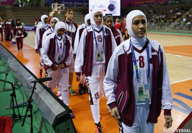 Las jugadoras de baloncesto de Qatar vuelven a casa por no poder competir con velo
