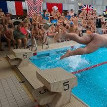 Para participar en este campeonato de natación sólo hay una regla: ir desnudo