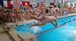Para participar en este campeonato de natación sólo hay una regla: ir desnudo