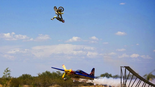 ¡No te vas a creer la increíble acrobacia de esta moto sobre una avioneta en marcha!