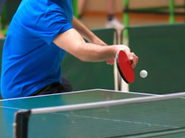 Este joven jugador de ping pong pierde y se le va la cabeza... 