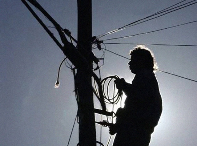 Este hombre utiliza los postes de la luz para entrenar