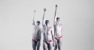 Nadadores desnudos contra la homofobia