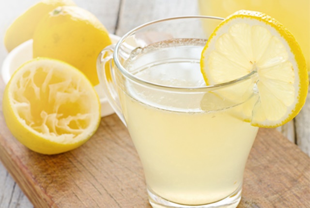 ¿De verdad vale de algo beber cada mañana agua con limón?