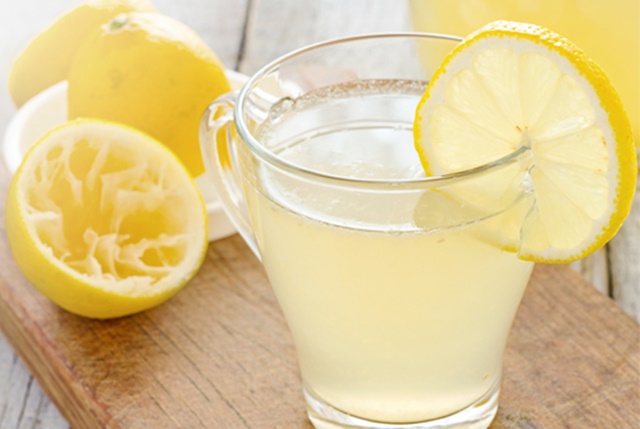 ¿De verdad vale de algo beber cada mañana agua con limón? ¿De verdad vale de algo beber cada mañana agua con limón?
