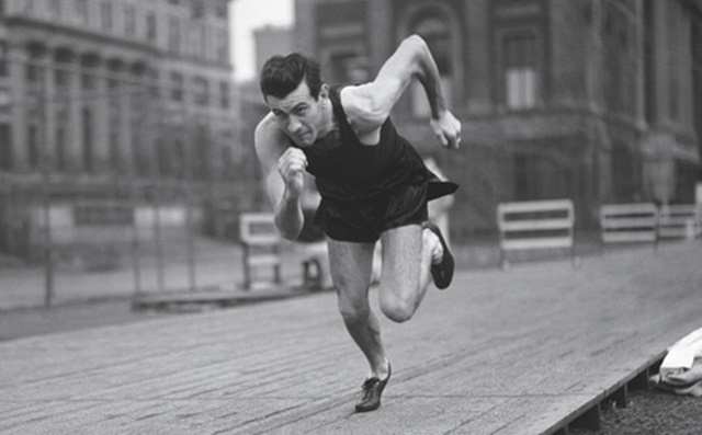 Louis Zamperini, el atleta ol铆mpico y h茅roe de guerra que protagoniza la pel铆cula de Angelina Jolie Louis Zamperini, el atleta ol铆mpico y h茅roe de guerra que protagoniza la pel铆cula de Angelina Jolie