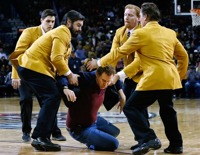 Una estrella de cine le pega un pelotazo a una cheerleader en un partido y le echan Una estrella de cine le pega un pelotazo a una cheerleader en un partido y le echan