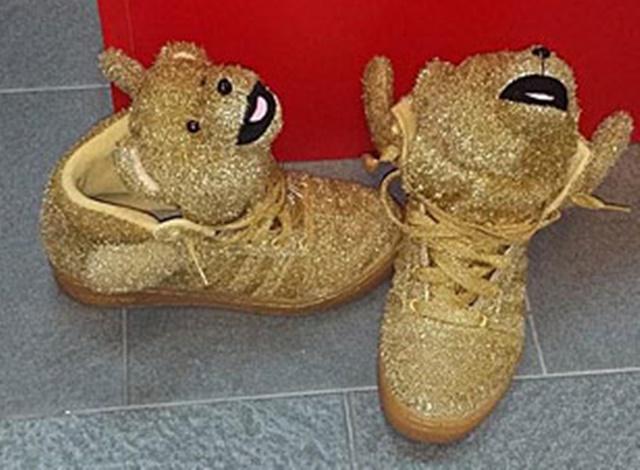 Adivina de quién son estas botas de oro que ha colgado Messi en su Instagram...