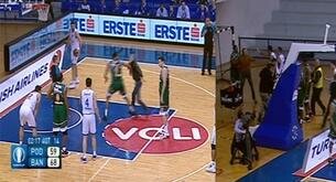 Un aficionado del Buducnost recibe este tremendo puñetazo tras intentar agredir a un jugador