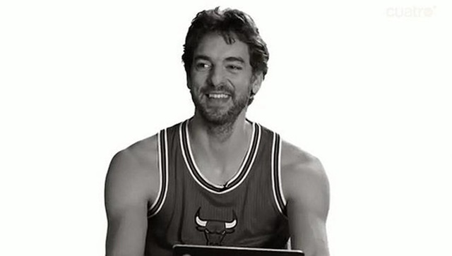 Pau Gasol imita a John Lennon por una buena causa