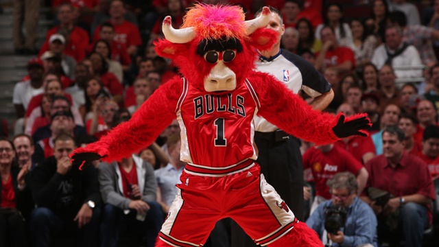 Este chico pasa de su novia y la mascota de los Bulls aprovecha para ligársela