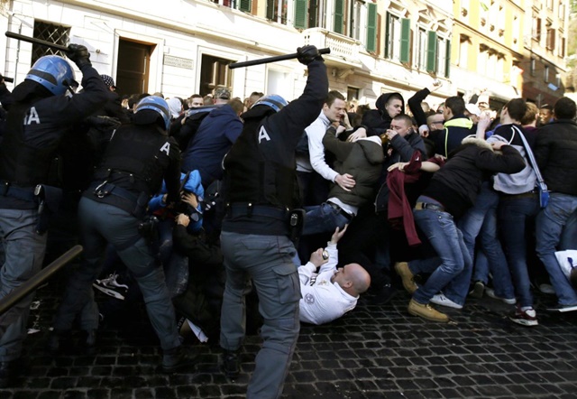 La violencia ultra invade las calles de Roma La violencia ultra invade las calles de Roma