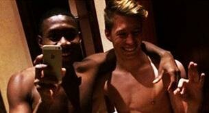 El polémico posado de los futbolistas del Bayern Alaba y Weiser desnudos con un tanga minúsculo