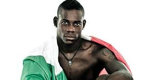 Los increíbles abdominales de Balotelli desnudo, pero ¿son de verdad?