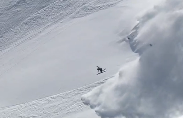 Una avalancha absorbe a este esquiador... ¡pero se salva! Una avalancha absorbe a este esquiador... ¡pero se salva!