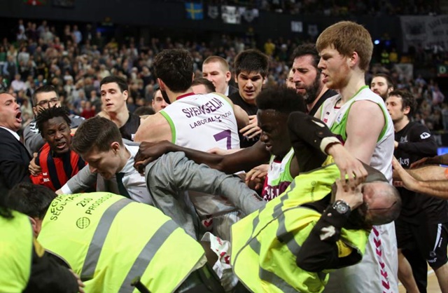 Brutal tangana en el baloncesto español entre Baskonia y Bilbao Basket 