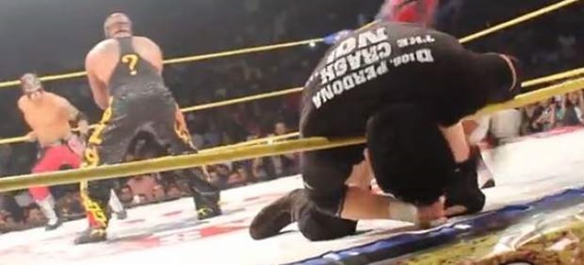 El Rey Mysterio mata de una patada a otro combatiente de lucha libre