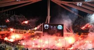 Los aficionados griegos la vuelven a liar y la liga se jugará a puerta cerrada
