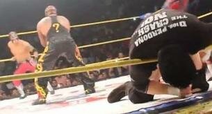 El Rey Mysterio mata de una patada a otro combatiente de lucha libre