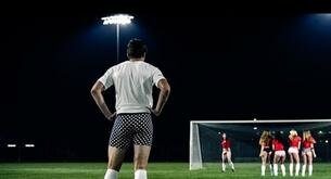 ¿Son las mujeres desnudas el mejor reclamo para aumentar el interés por el fútbol?