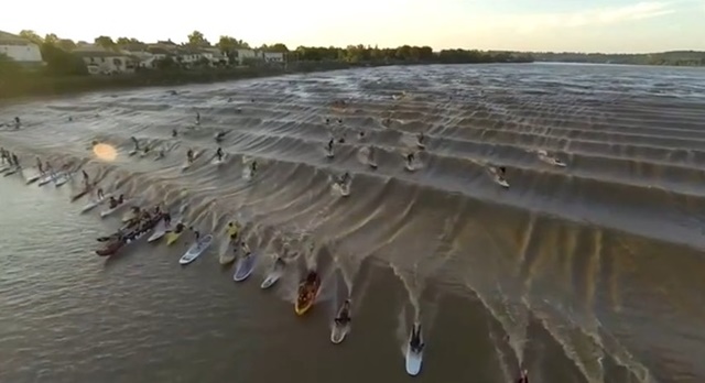 Una de las mejores imágenes que has visto: 77 surfistas cogen la misma ola a la vez