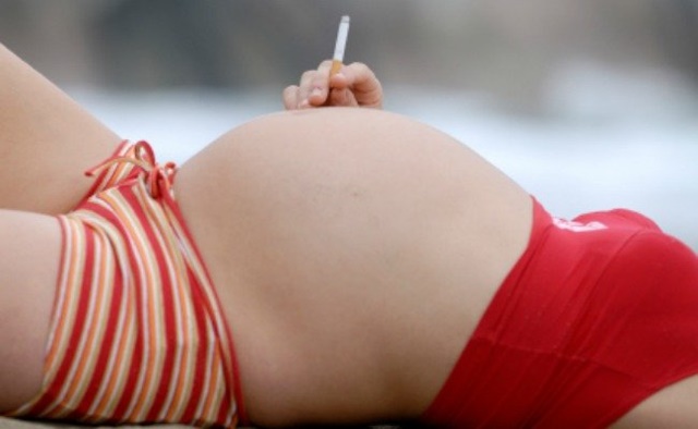 Los bebés de padres fumadores tienen nicotina en el pelo