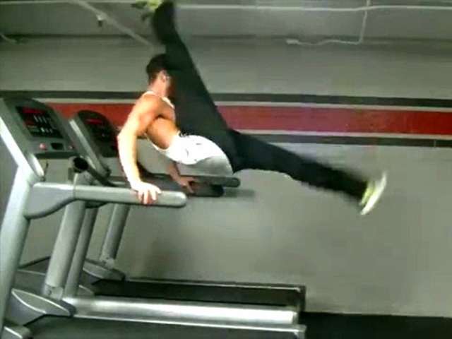 Alucina con el espectacular baile que este chico se marca encima de una cinta de correr Alucina con el espectacular baile que este chico se marca encima de una cinta de correr