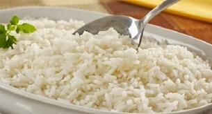 El truco que reduce a la mitad el número de calorías de un plato de arroz