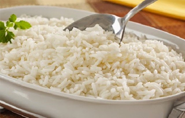 El truco que reduce a la mitad el número de calorías de un plato de arroz