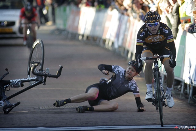 Hay que tener muy mala leche para hacer esto durante un sprint ciclista...