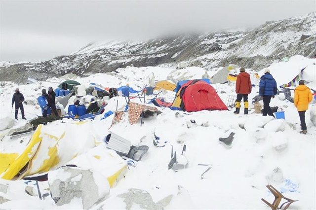 El vídeo de cómo una avalancha producida por el terremoto arrasa el campamento base del Everest