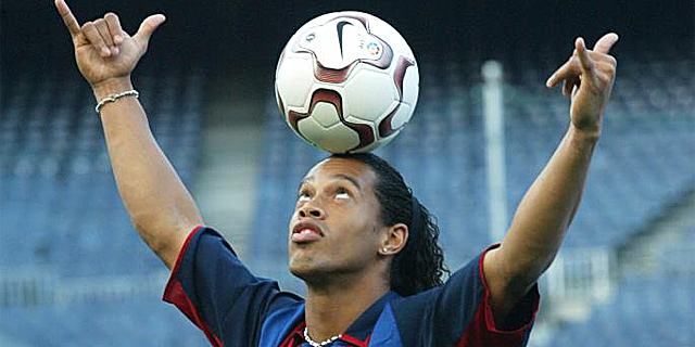 El nuevo truco de Ronaldinho: da más de 40 toques al balón con los ojos vendados El nuevo truco de Ronaldinho: da más de 40 toques al balón con los ojos vendados