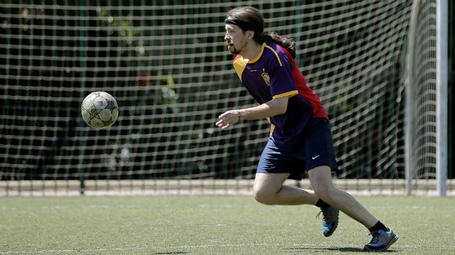 ¡No te puedes perder a Pablo Iglesias jugando al fútbol y otros postureos deportivos de los políticos!