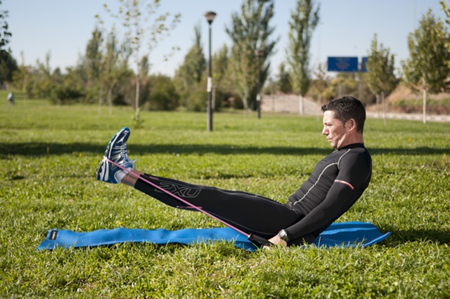 Rutina de entrenamiento con gomas para fortalecer los músculos 