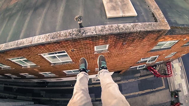 El vídeo de los tres saltos entre tejados más arriesgados que has visto