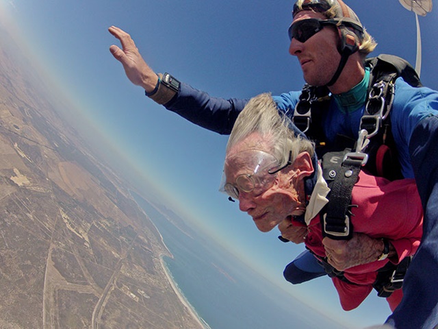 ¡Esta mujer celebra su 100 cumpleaños tirándose en paracaídas!