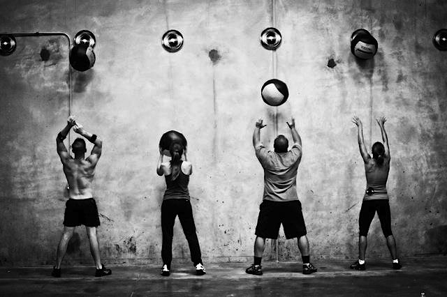 Aprende a hacer el lanzamiento de balón, ejercicio básico del crossfit Aprende a hacer el lanzamiento de balón, ejercicio básico del crossfit