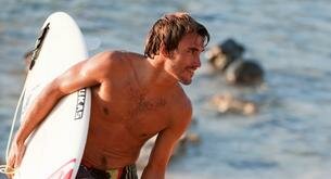 Aritz Aranburu desnudo, surf escandaloso