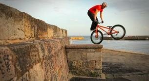  Te frotarás los ojos con este piloto de BMX