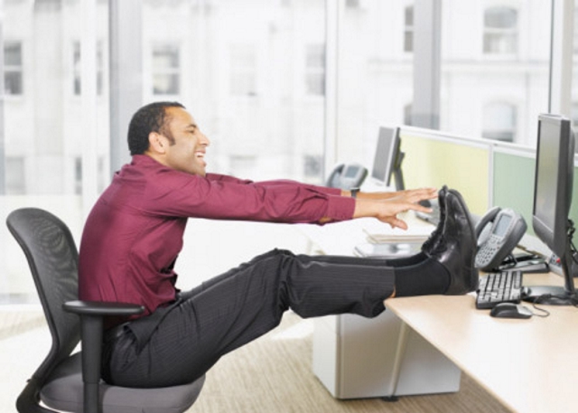 Mira cómo hacer ejercicios sentado en tu oficina