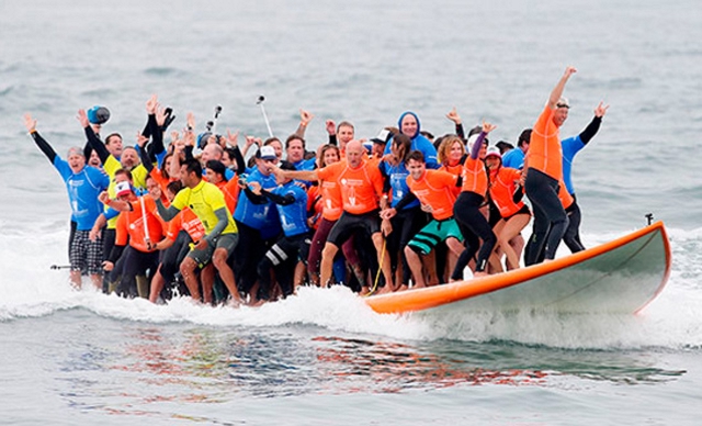 66 surfistas sobre una tabla