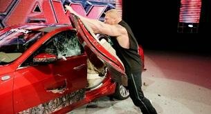 La estrella de la WWE Brock Lesnar destroza un Cadillac con su hacha